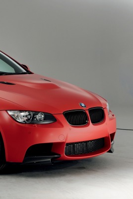красная матовая BMW