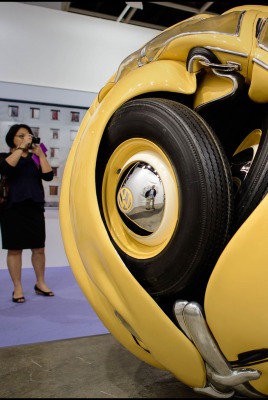 Скульптура спрасованный шар Volkswagen Beetle