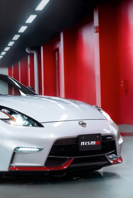 белый автмобиль nissan 370z