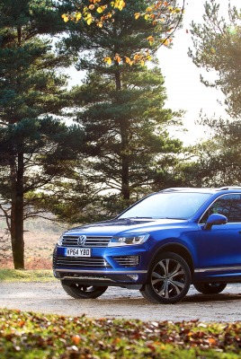 Синий автомобиль Volkswagen Touareg R-Line