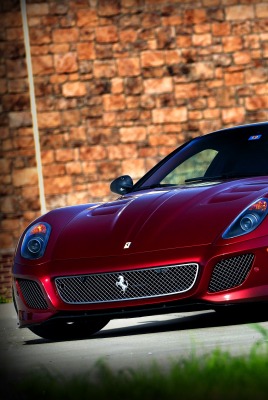 красный автомобиль Ferrari 599 GTB Fiorano