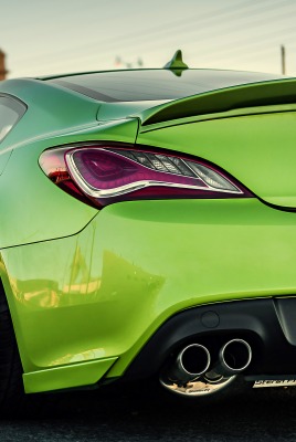 зеленый автомобиль Hyundai Genesis