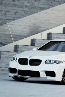 белый автомобиль bmw m5 f10