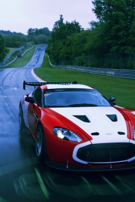 красный спортивный автомобиль aston martin zagato v12