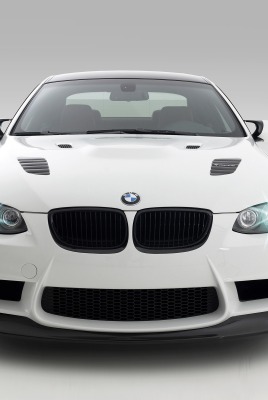 белый автомобиль BMW M3