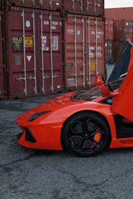 красный автомобиль lamborghini