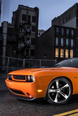 оранжевый автомобиль dodge challenger shaker