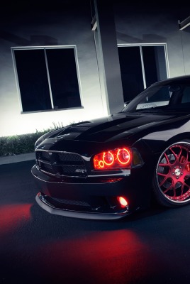 Черный автомобиль Dodge Charger