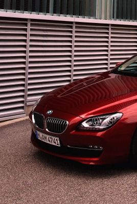 красный автомобиль bmw 640d xdrive