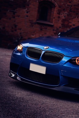 синий автомобиль BMW M3