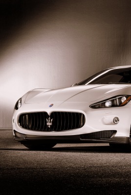 белый автомобиль maserati granturismo s