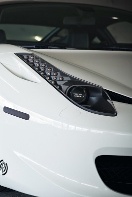 белый автомобиль Ferrari 458