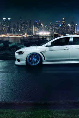 белый автомобиль Mitsubishi Evo X