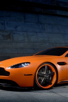 оранжевый автомобиль aston martin v8 vantage roadster