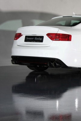 белый автомобиль Audi
