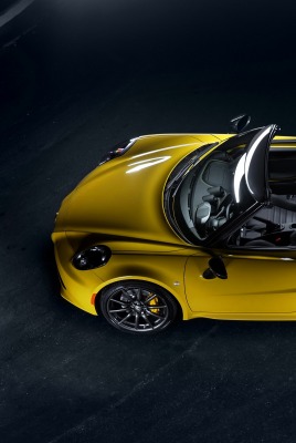 желтый спортивный автомобиль Alfa Romeo 4C yellow sports car