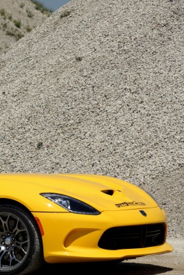 желтый спортивный автомобиль Dodge Viper SRT yellow sports car