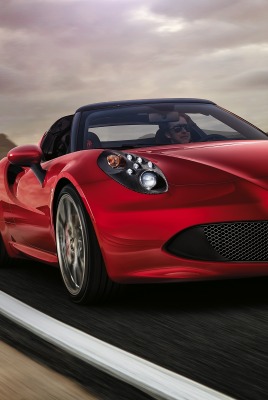 красный спортивный автомобиль alfa 4c spider