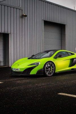 спортивный автомобиль зеленый mclaren 675lt spider