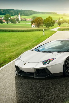 спортивный белый автомобиль Lamborghini Aventador