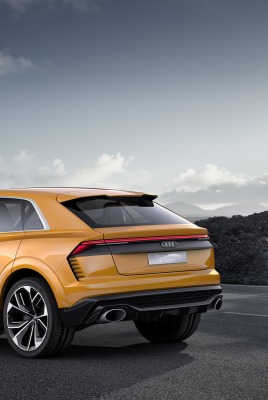 Audi Q8 прототип небо дорога