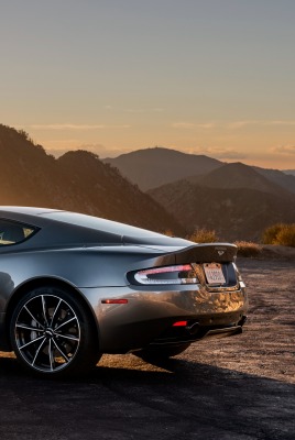 Aston Martin закат горы