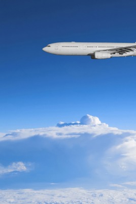Самолет над облаками