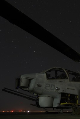 вертолет под звездным небом
