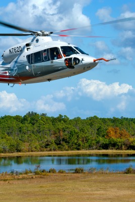 Вертолет над полем