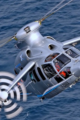 вертолет над морем пропеллерный винты