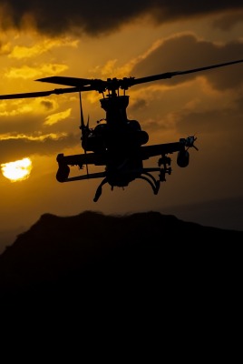 вертолет силуэт на закате лопасти в воздухе полет