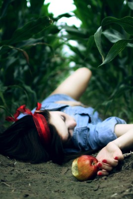 Девушка лежащая в кукурузе
