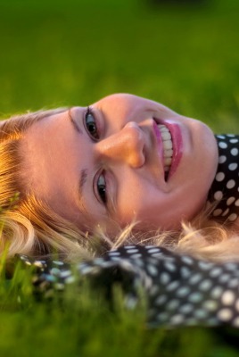 Девушка с улыбкой в траве