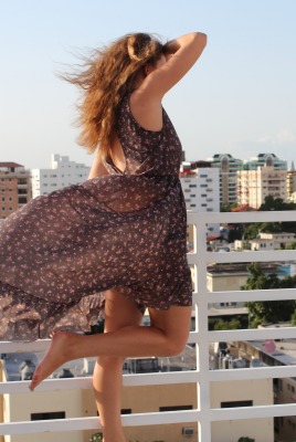 Девушка, балкон, развивающееся платье
