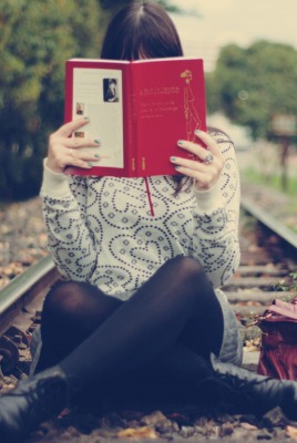 девушка с книжкой на рельсах