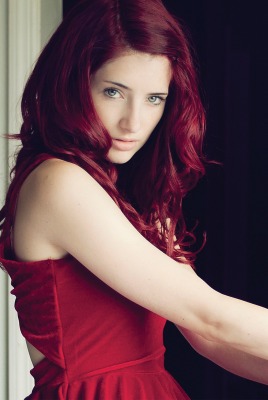 девушка с бордовыми волосами