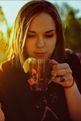 девушка на закате с чаем