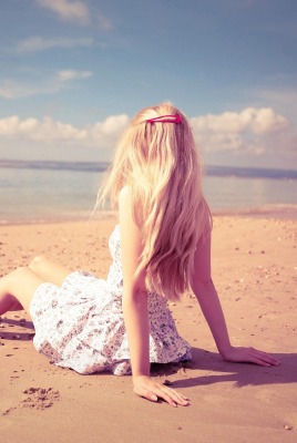 Девченка на пляже