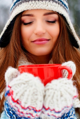 Девушка чашка кружка зима перчатки