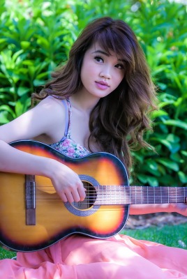 Азиатка с гитарой