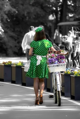 девушка зеленое платье велосипед цветы girl green dress bike flowers