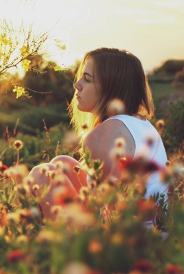 девушка закат поле цветы