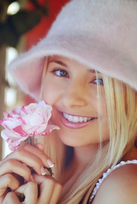 девушка улыбка цветок шляпка
