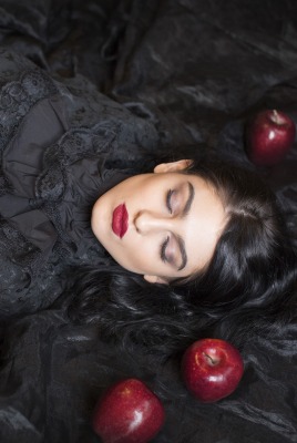 девушка губы яблоки