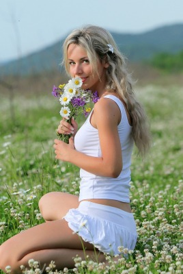 девушка поляна цветы лето букет