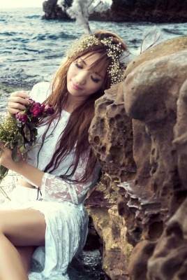 девушка венок букет цветы скала море