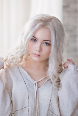 девушка блондинка красивая милая волосы белые