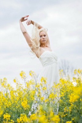 девушка поле цветы рапс желтый платье