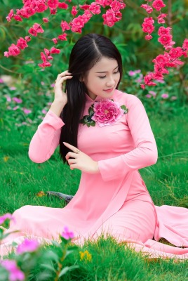 девушка азиатка япония на лужайке платье розовое