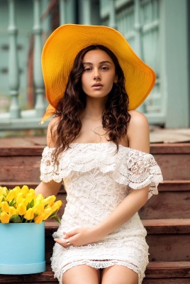 девушка на ступеньках в шляпке цветы